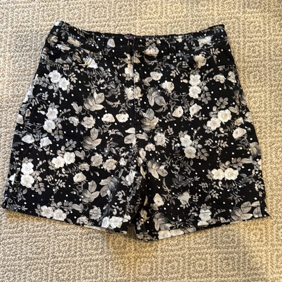 Vintage Vibe Denim Black and White Floral Jean Shorts - Picture 1 of 1